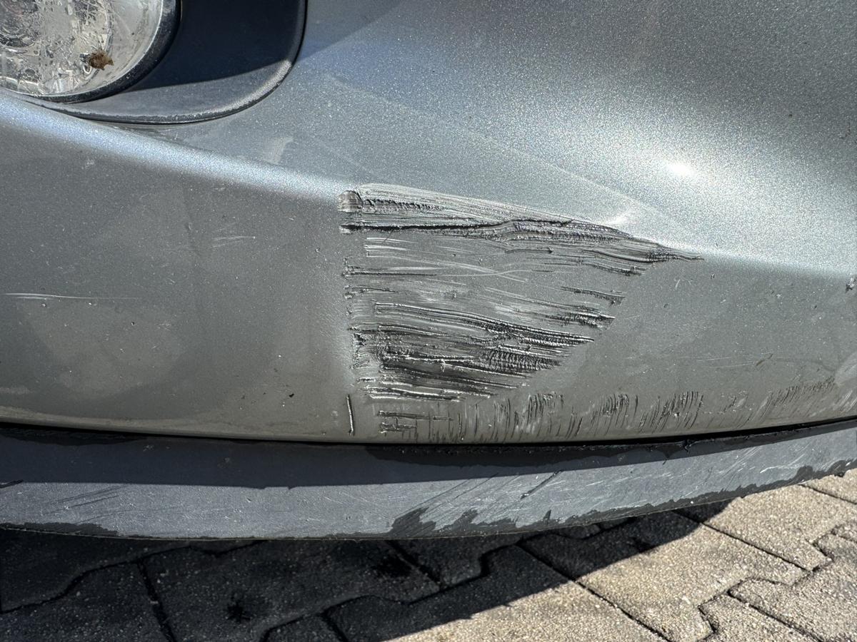 Toyota Yaris XP9 original Stossf&auml;nger Sto&szlig;stange vorn mit Nebelscheinwerfern 1F8 Silber Metallic Bj.2009